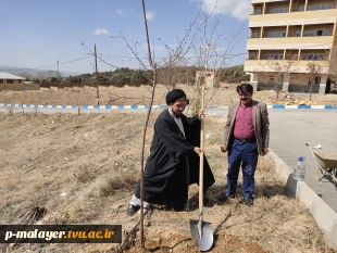 غرس یک اصله نهال توسط فرزند شهید سید علی اندرزگو 5